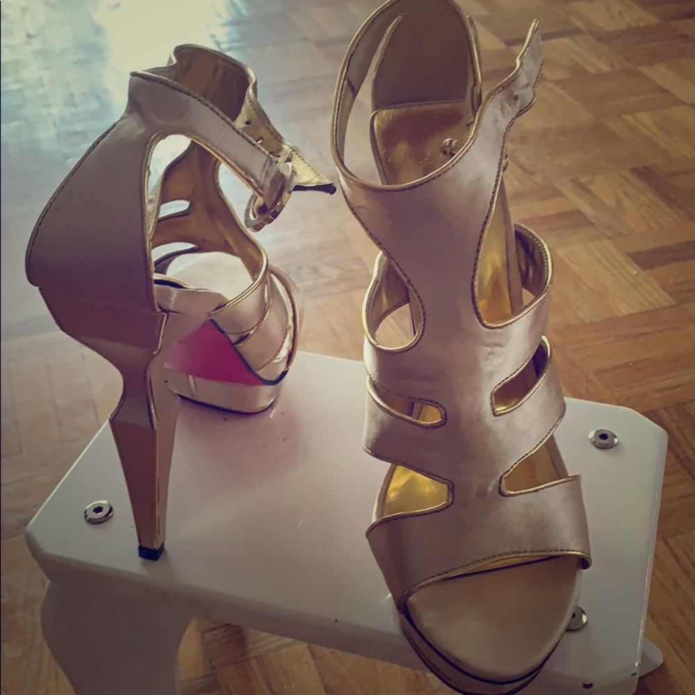Apple Bottom gold heels with pink bottoms.
